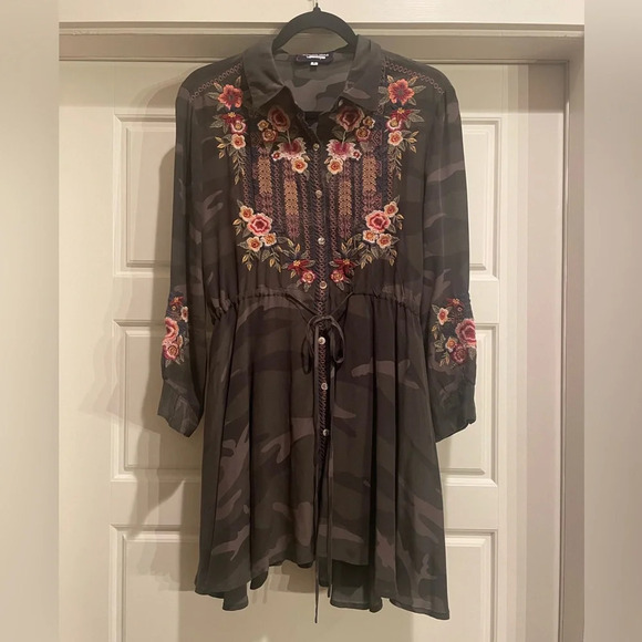 Johnny Was Tops - Johnny Was Aaliah Camo Drawstring Swing Silk Tunic Size Small